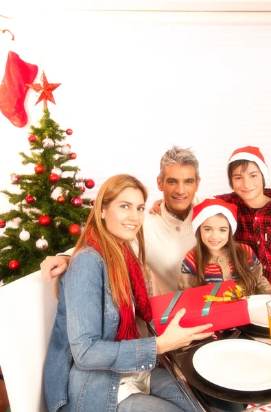 Família feliz com presentes de Natal — Fotografia de Stock