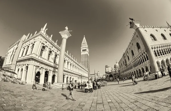 Turistit nauttivat Saint Mark Square — kuvapankkivalokuva