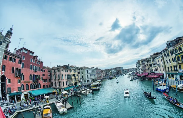 Tourists enjoy city canals — Stock Photo, Image