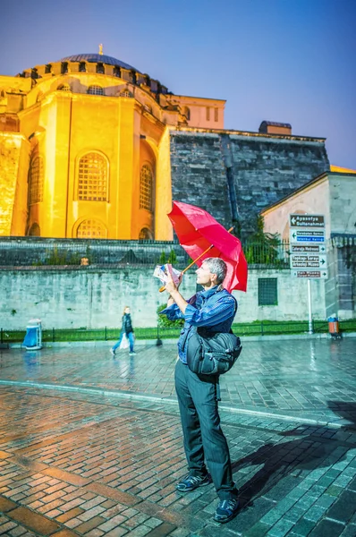 이스탄불에서 지도와 관광 남성 — 스톡 사진