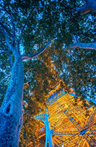 Eiffeltoren lichten in de schemering — Stockfoto