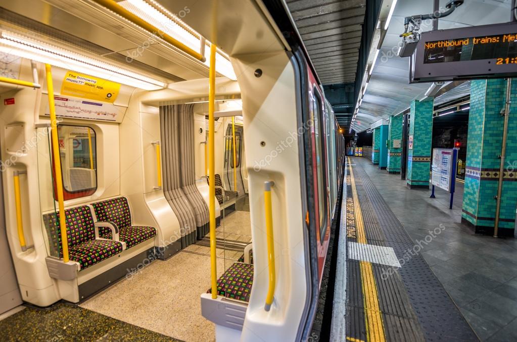ロンドン地下鉄駅のインテリア ストックエディトリアル用写真©jovannig＃57605195