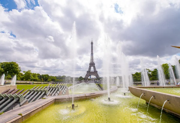 Az Eiffel-torony, a szép nyári nap — Stock Fotó