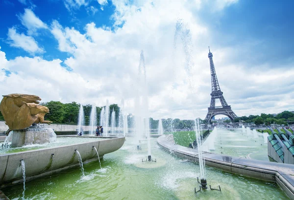 A Torre Eiffel em belo dia de verão — Fotografia de Stock