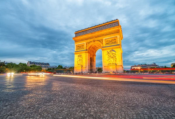 Triumph Arc con el tráfico de la ciudad por la noche — Foto de Stock