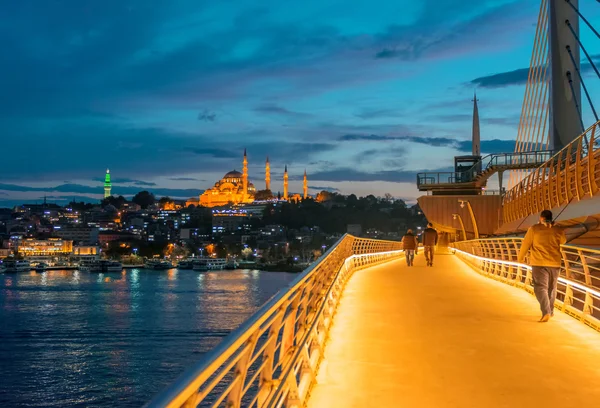 Camminando sul Nuovo Ponte di Galata — Foto Stock