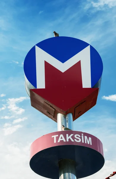 Metro teken in Taksim, Istanbuk — Stockfoto