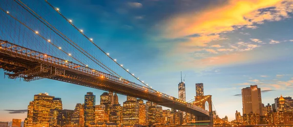 Manhattan Skyline y Brooklyn Bridge — Foto de Stock