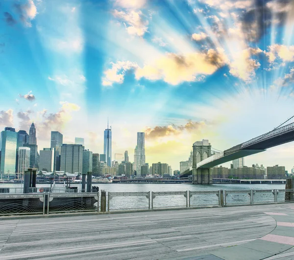Brooklyn Köprüsü ve Manhattan ufuk çizgisi — Stok fotoğraf