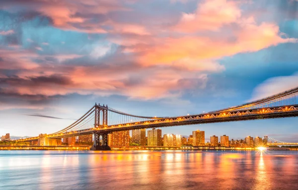 Manhattan Bridge z East River — Zdjęcie stockowe