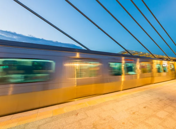 Tren acelerando en una estación —  Fotos de Stock