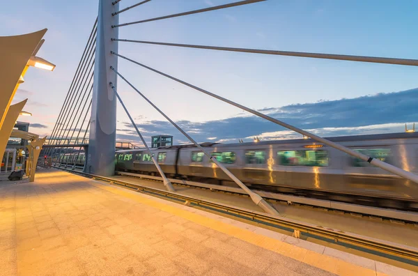 Treno che accelera su una stazione — Foto Stock