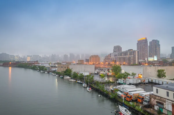 Skyline van Manhattan en rivier in de schemering — Stockfoto