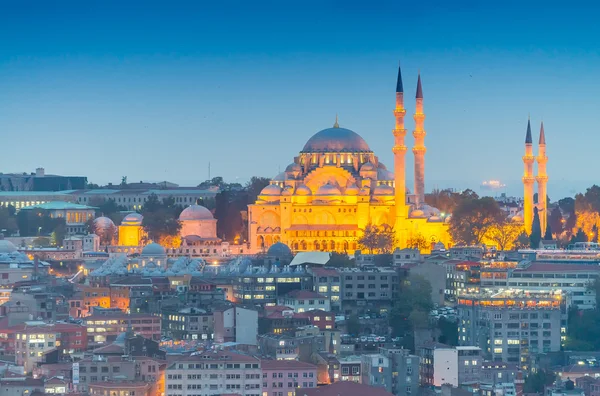 Moschee in Istanbul in der Abenddämmerung beleuchtet — Stockfoto