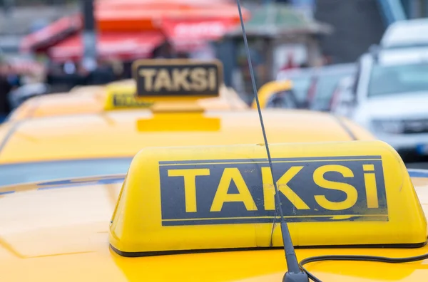 Taksi ondertekenen op een gele taxi in Istanbul — Stockfoto