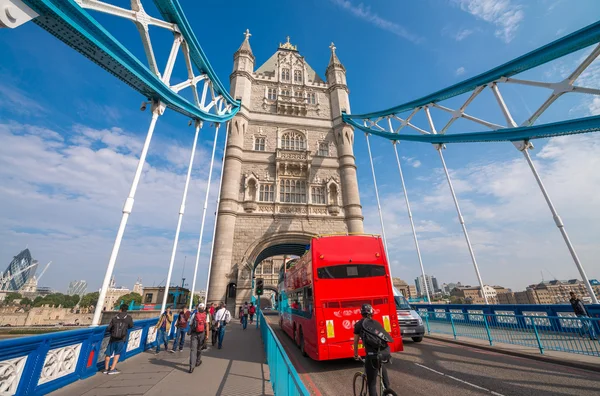 Red bus crossing Tower Bridge on a beautiful summer day - London — Stock Photo, Image