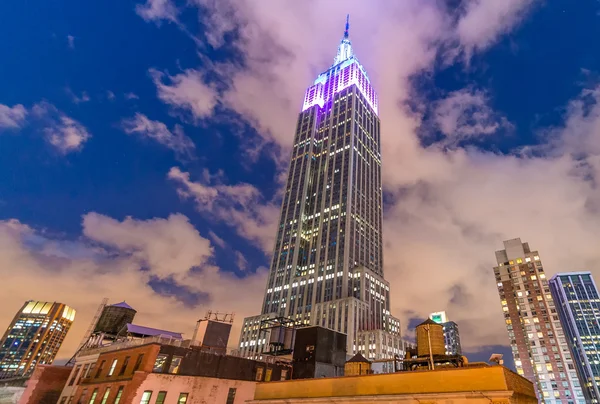 Empire State Building 's nachts — Stockfoto