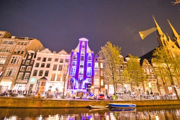 Kanalen en historische gebouwen in amsterdam. — Stockfoto