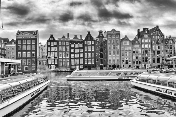 Canais e edifícios históricos em Amsterdã — Fotografia de Stock