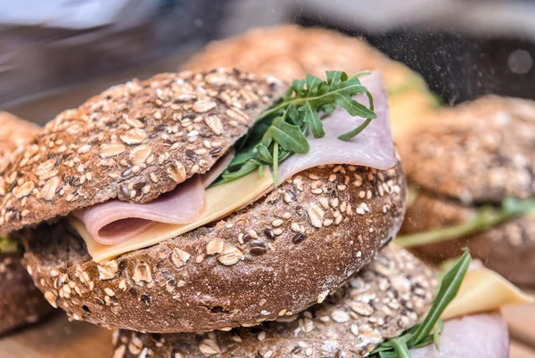 Pane saporito con prosciutto — Foto Stock