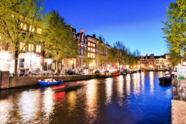 Kanalen in Amsterdam bij nacht — Stockfoto