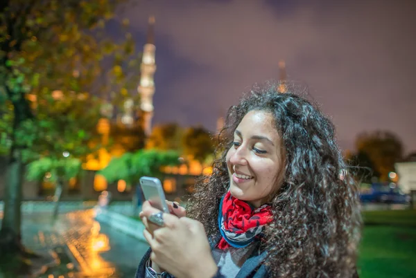 Turisztikai nő smartphone Isztambulban — Stock Fotó