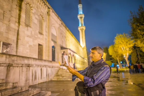 Tourist mit Karte in Istanbul — Stockfoto