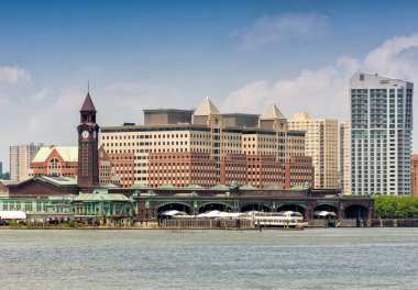 Doğu Nehri ile Manhattan skyline
