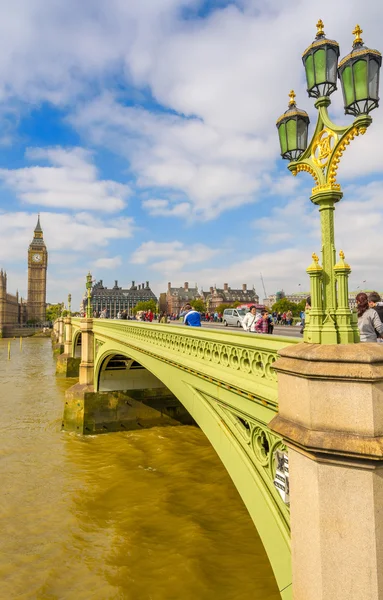 Туристы прогуливаются по Вестминстерскому мосту — стоковое фото