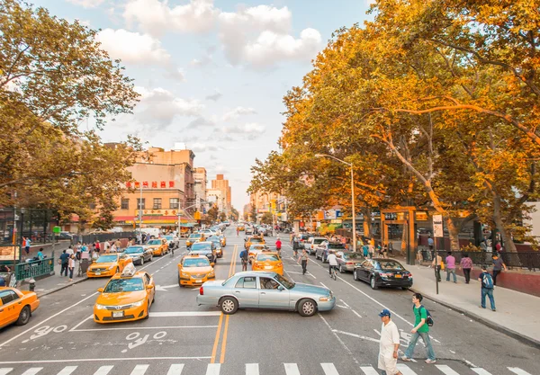 City street traffic on a beautiful day — Stock Photo, Image