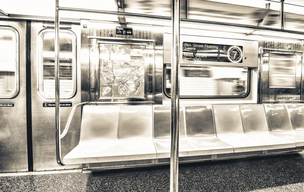 Interior de um trem de metrô em Nova York — Fotografia de Stock