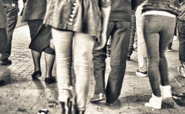 People walking on city streets — Stock Photo, Image