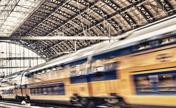 Trein binnen centraal station — Stockfoto