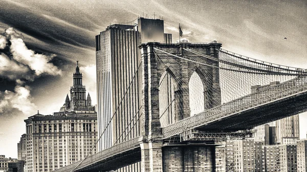 Manhattan Bridge en wolkenkrabbers in New York — Stockfoto