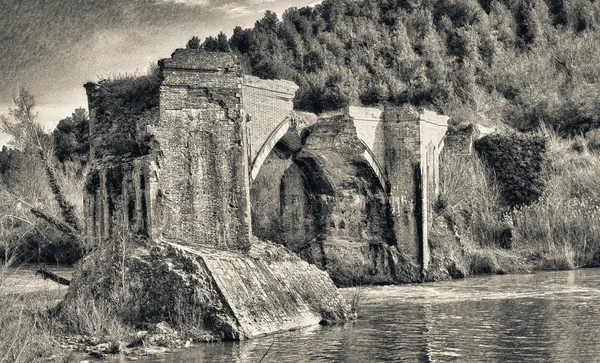 在意大利的托斯卡纳，中世纪桥 — 图库照片