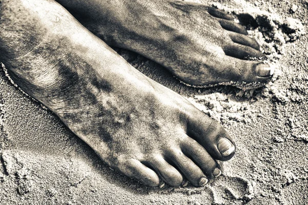 Güzel kadın ayakları sıcak kum — Stok fotoğraf