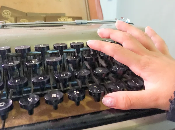 Baby hand te typen op de typemachine — Stockfoto