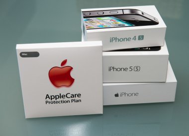 Pisa, İtalya - 19 Kasım 2014: İPhone 4s, 5s ve 6plus ile bir