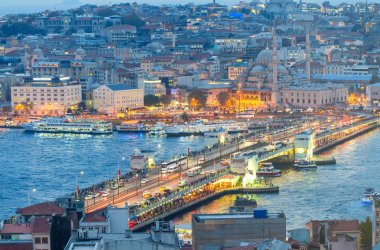 Galata Köprüsü alacakaranlıkta, Istanbul, Türkiye
