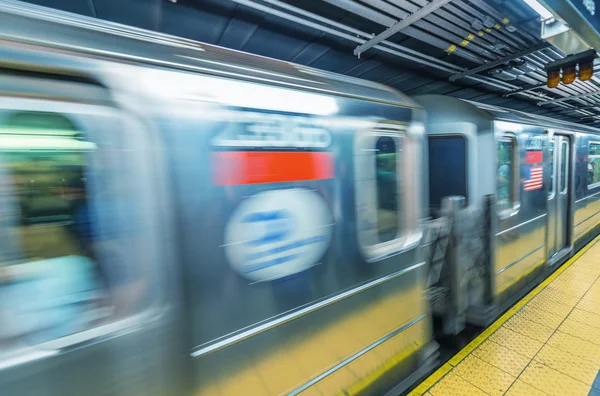 Snel bewegende trein in New York — Stockfoto