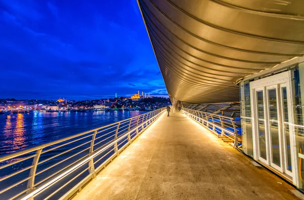 Ponte Nova Galata ao anoitecer, Istambul — Fotografia de Stock