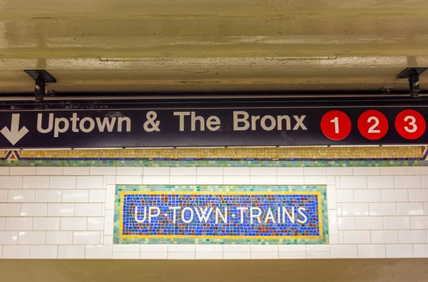 Ondertekenen in New York City metro — Stockfoto