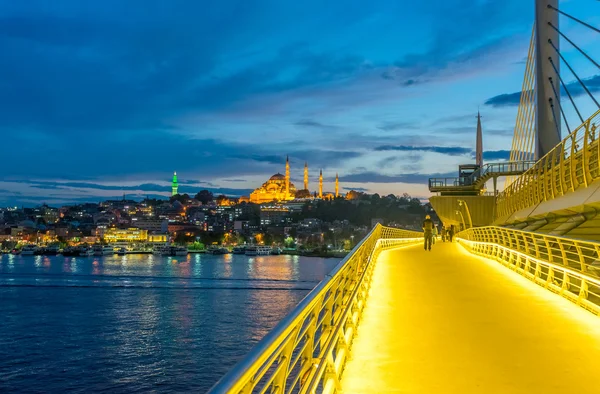 Yeni Galata Köprüsü alacakaranlıkta, Istanbul — Stok fotoğraf