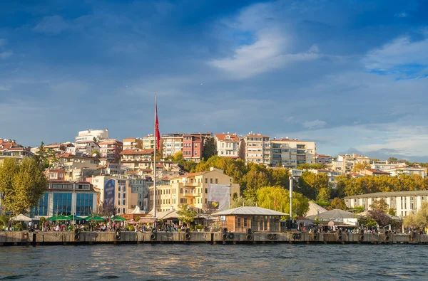 Edifici di Istanbul lungo il fiume Bosforo — Foto Stock