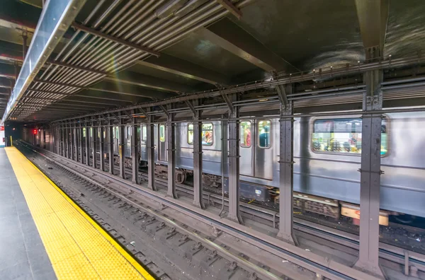 Snel bewegende trein in Manhattan metro — Stockfoto