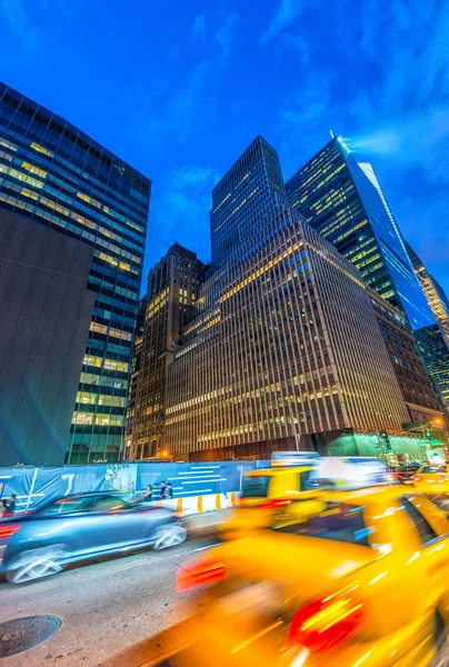 Yellow cab in Manhattan avenue — Stock Photo, Image