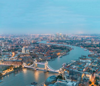 Gece Londra havadan görünümü.