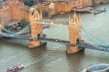 Yüksek bir noktadan Tower Bridge