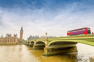 Big Ben ve kırmızı Çift katlı