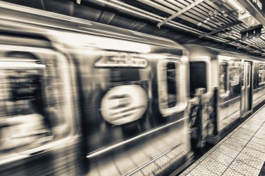 Hızlı tren Manhattan metro içinde hareket